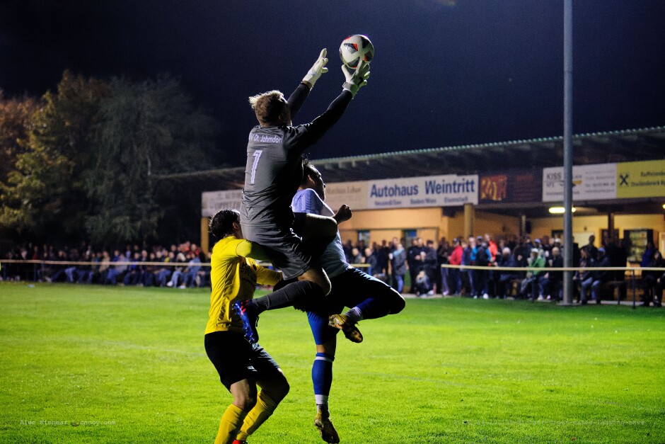 Michael Unger makes leaping save: Sebastian Skerlan is not a player to shy away from physical contact. He forces Michael Unger to make a huge leap to catch the ball. Unger hit the ground hard after his catch and took some time to get back to his feet. Subject: SC Kittsee;ASV Deutsch Jahrndorf;II Liga Nord;Burgenland;soccer;football;Martin Puster;Sebastian Skerlan