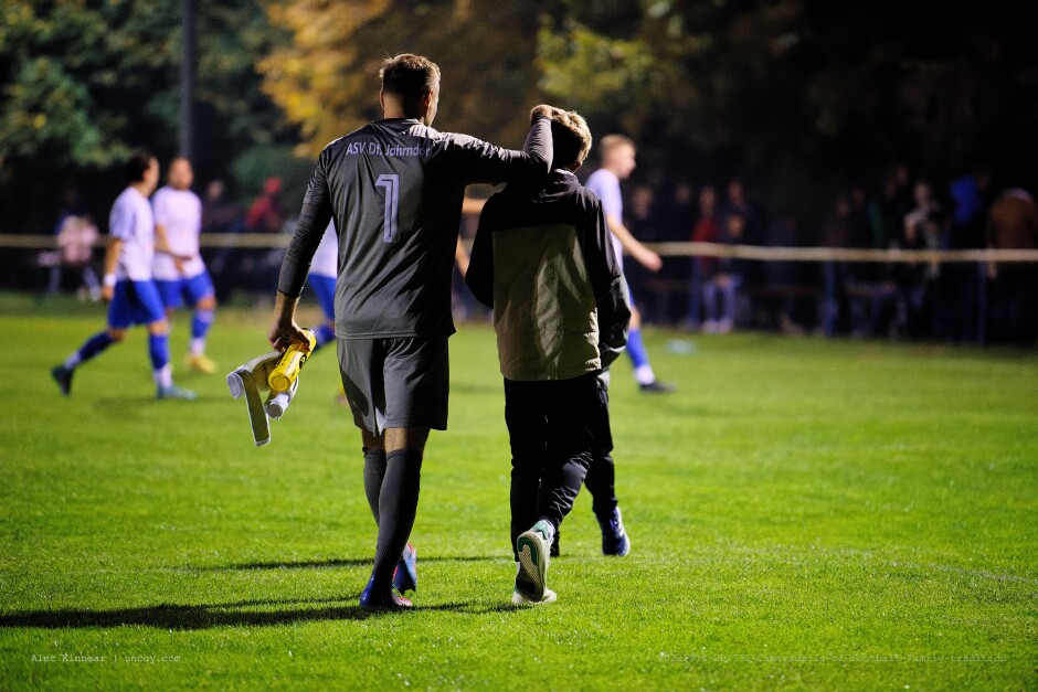 Camaraderie of football. Family tradition.: Michael Unger greeted at half time by his son. An excellent keeper, Unger manages to be both friendly and in control around his net. He's a devoted father as well. Subject: SC Kittsee;ASV Deutsch Jahrndorf;II Liga Nord;Burgenland;soccer;football;Michael Unger