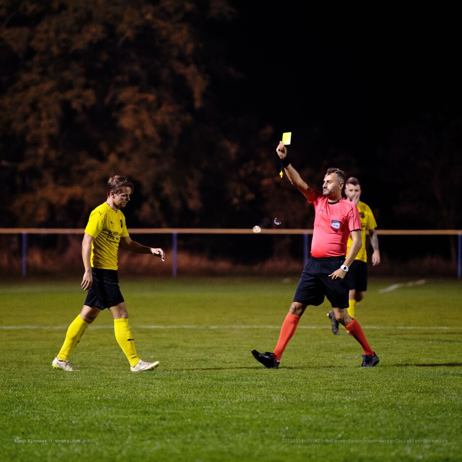 Referee Eyüp Orman warns Christian Stekovics: Referee Eyüp Orman would not put up with any criticism. On the Kittsee side, Patrick Dietmann took a card fifteen minutes later for too much talk as well. There is not too much to say about the refereeing which means he must have done a good job. Subject: SC Kittsee;ASV Deutsch Jahrndorf;II Liga Nord;Burgenland;soccer;football;Eyüp Orman;Christian Stekovics