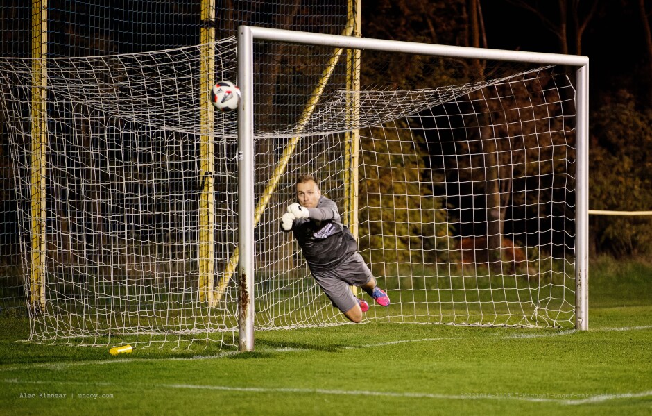 Michael Unger makes big save: The strike flew over the wall and fast at the lower left corner of the net. Michael Unger managed to cleanly punch out the dangerous shot. Subject: SC Kittsee;ASV Deutsch Jahrndorf;II Liga Nord;Burgenland;soccer;football;Michael Unger