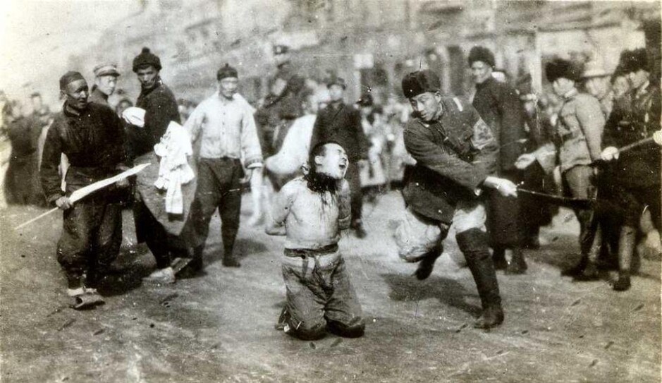 A Japanese soldier beheading a Chinese man in the middle of a crowded street in 1938.