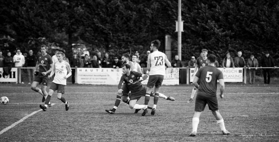 Christoph Werdenich shoots on goal: UFC Pama's Christoph Werdenich had a good afternoon, making plays, breaking free in front of the net Subject: soccer;football;burgenland;kittsee;Christoph Werdenich;Christoph Drobola;Juraj Fuska;Jaroslav Machovec