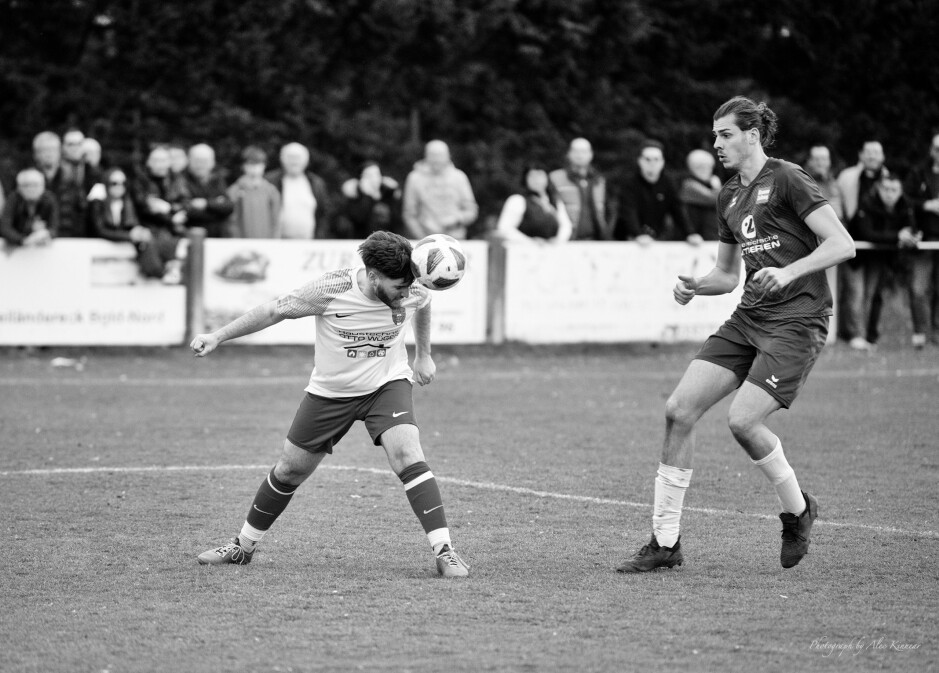 Manuel Oswald header: Kittsee newcomer Manuel Oswald heads the ball away from UFC Pama giant Andreas Fabsich. Subject: soccer;football;burgenland;kittsee;dog;sport dog;Manuel Oswald;Andreas Fabsich