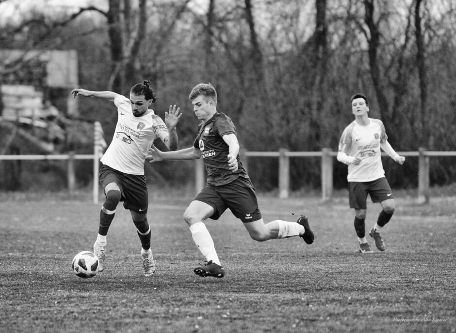 Said Soltan run 2: Said Soltani gets there just before Markus Fabsich. The robust Fabsich prepares to knock Soltani off the ball. Subject: soccer;football;burgenland;kittsee;Said Soltani;Markus Fabsich