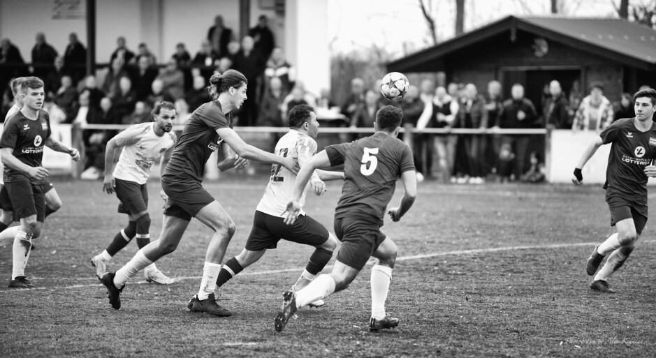 Mustafa Atik's dangerous last run: Andreas Fabsich and Markus Szegner chase Mustafa Atik. Atik played hard and had some chances on headers. Subject: soccer;football;burgenland;kittsee;Andreas Fabsich;Markus Szegner;Mustafa Atik