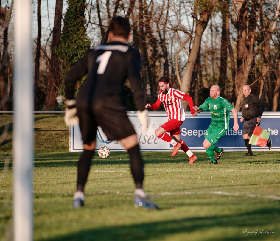 Keeper's view of Juraj Fuska rush: Daniel Pfeiffer is in hot pursuit of Juraj Fuska who was fleet of foot all day. Subject: soccer;football;burgenland;kittsee;SC Kittsee;FC Winden;Roman Ostojic;Juraj Fuska