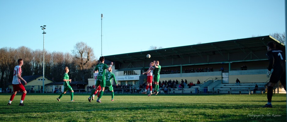 Competing for a cross in front of FC Winden net: Kittsee newcomer Tomas Banovic goes high for the header. Subject: soccer;football;burgenland;kittsee;SC Kittsee;FC Winden;Roman Ostojic;Tomas Banovic