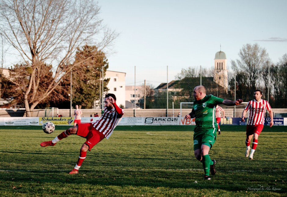 Flying kick on net from Juraj Fuska: Daniel Pfeiffer had a tough afternoon chasing Fuska Subject: soccer;football;burgenland;kittsee;SC Kittsee;FC Winden;Daniel Pfeiffer;Juraj Fuska