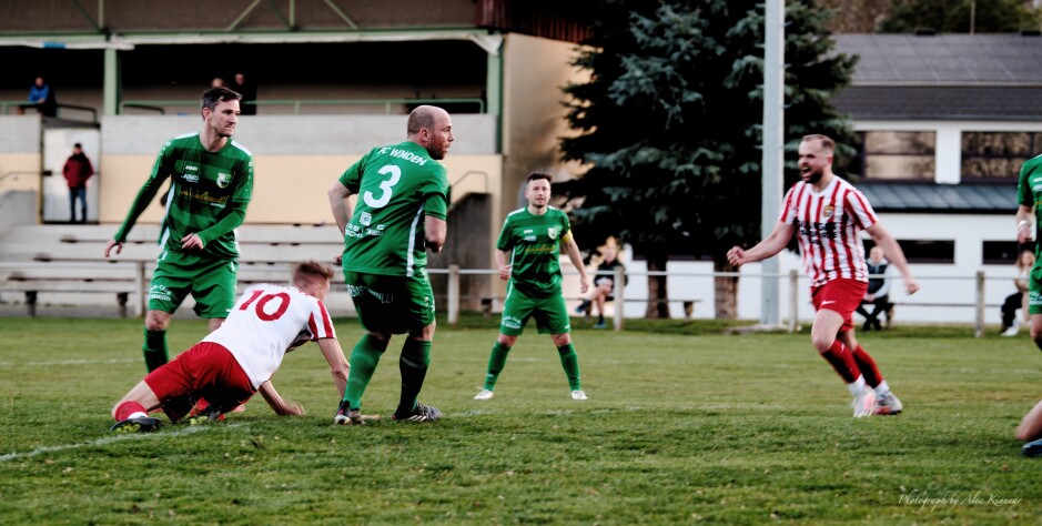 Jozef Sombat scores for SC Kittsee: Winden's Daniel Pfeiffer is staggered by Jozef Sombat's sudden and beautiful header off a floating crosser from Michael Wernecker who celebrates. Subject: soccer;football;burgenland;kittsee;SC Kittsee;FC Winden;Daniel Pfeiffer;Michael Wernecker;Jozef Sombat