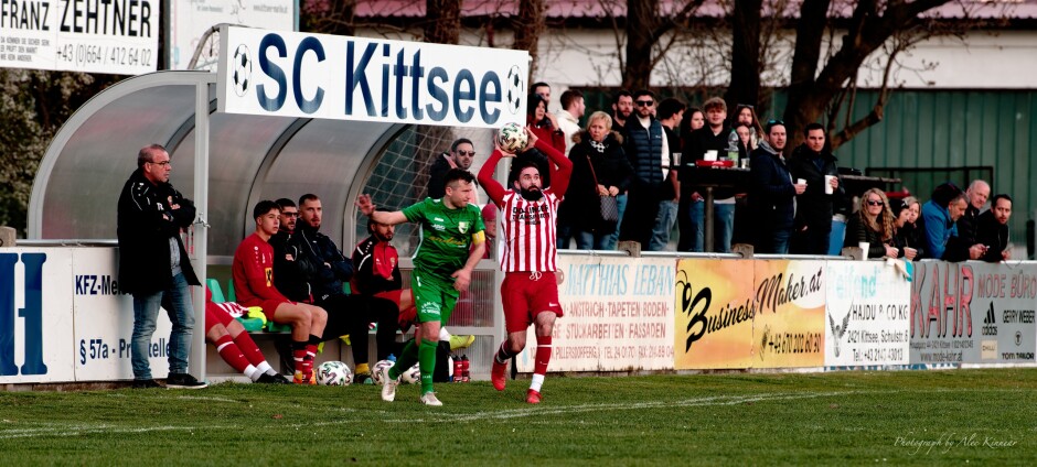 Fuska throw in: SC Kittsee coach Manfred Watchter watches as a wide-eyed Juraj Fuska fiercely throws the ball back into play. The Kittsee party bench watches attentively in the background. Subject: soccer;football;burgenland;kittsee;SC Kittsee;FC Winden;Manfred Watchter;Juraj Fuska