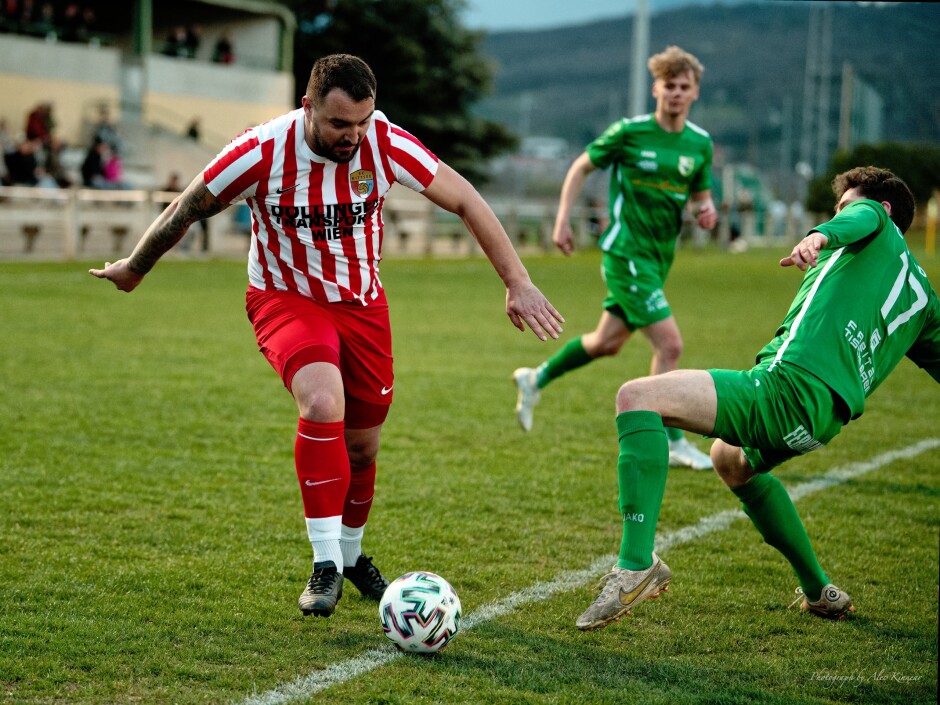 Bombicz slips past Haider: Adam Bombicz glides around Stefan Haider Subject: soccer;football;burgenland;kittsee;SC Kittsee;FC Winden;Adam Bombicz;Stefan Haider;Jonas Lorenschitz