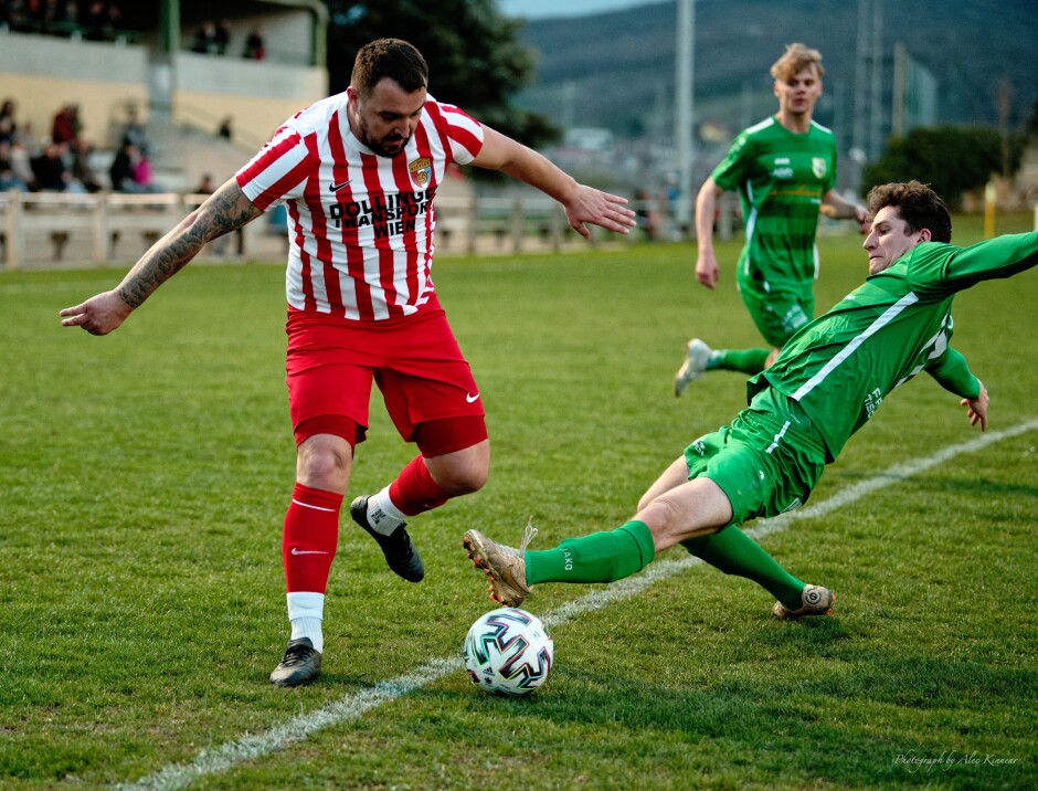 Bombicz slips past Haider II: Stefan Haider can't reach the ball Subject: soccer;football;burgenland;kittsee;SC Kittsee;FC Winden;Adam Bombicz;Stefan Haider;Jonas Lorenschitz