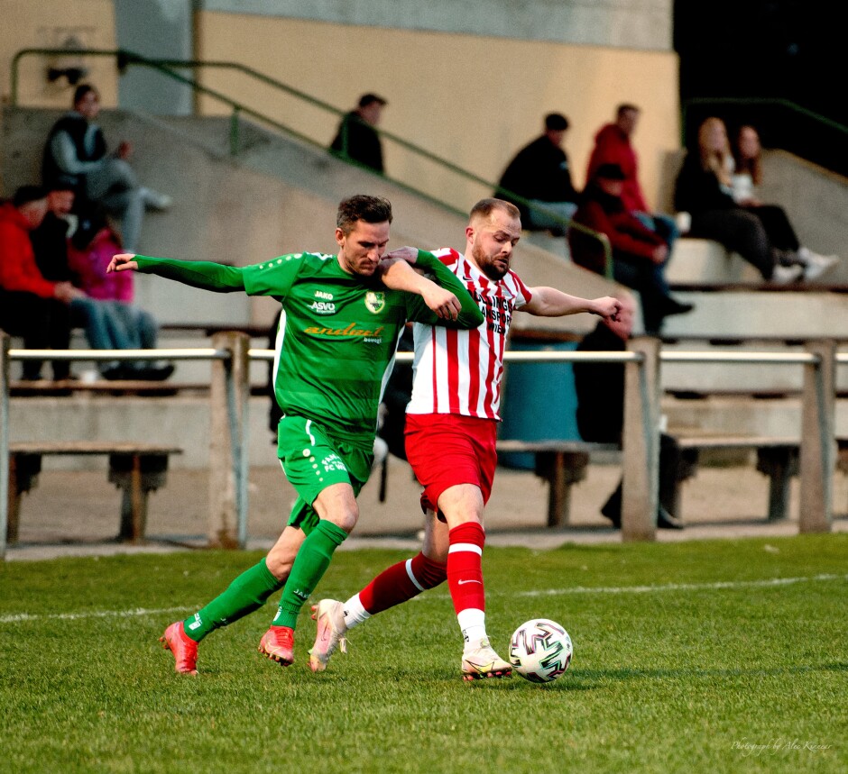 Filip Balazi and Michael Wernecker lock arms: It was a bitter duel all afternoon between Filip Balazi and Michael Wernecker, The pushing and shoving cost Balazi a yellow card. Subject: soccer;football;burgenland;kittsee;SC Kittsee;FC Winden;Filip Balazi;Michael Wernecker