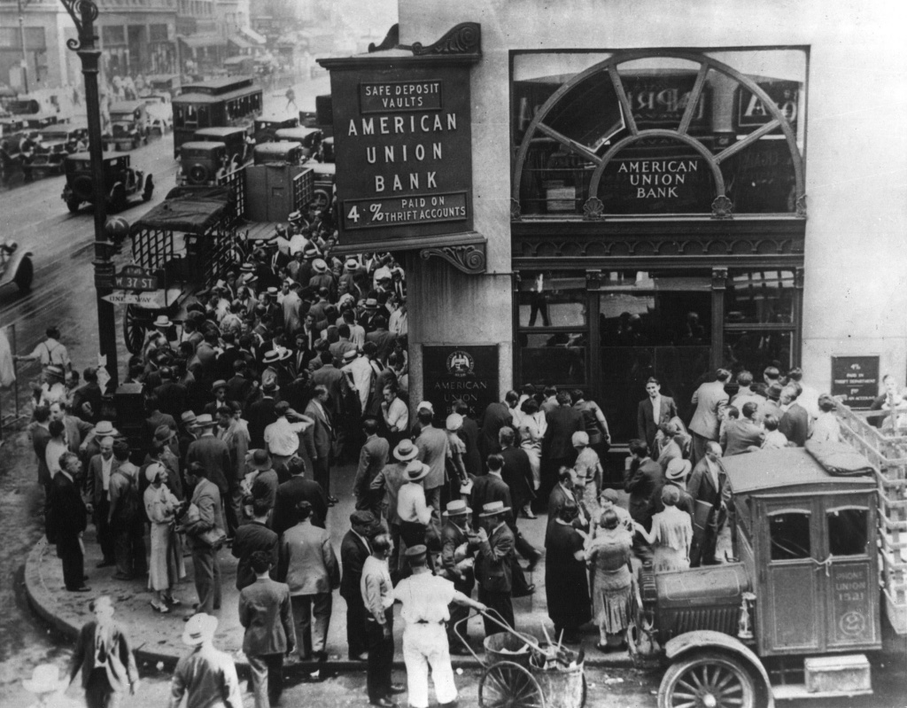 crowd in front of American Union Bank in 1929 crash
