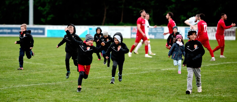 U8 Team Einlauf Exit: The exit is more exciting than the entrance when the energetic young players run off the field. Subject: Kittsee;Pamhagen;SK Kittsee;UFC Pamhagen;soccer;football
