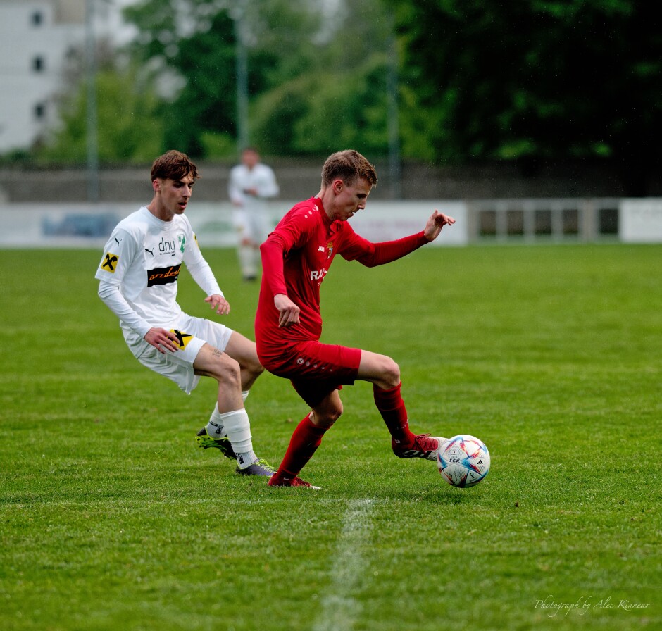 Christoph Drobela dribbles past Felix Kandelsdorfer: Subject: Kittsee;Pamhagen;SK Kittsee;UFC Pamhagen;soccer;football;Christoph Drobela;Felix Kandelsdorfer