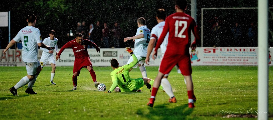 Mustafa Atik almost scores: Mustafa Atik managed to isolate keeper Libor Hrdlicka a couple of times but was unable to push the ball past him. Subject: Kittsee;Pamhagen;SK Kittsee;UFC Pamhagen;soccer;football;Mustafa Atik;Libor Hrdlicka;Alexander Andert;Wolfgang Leyrer