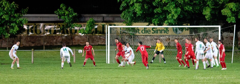 More loose balls in front of the Kittsee net: This is not how one wants to play out the last quarter of an hour a 1:0 game. High risk, low reward. Subject: Kittsee;Pamhagen;SK Kittsee;UFC Pamhagen;soccer;football;Patrick Dietmann;Jaroslav Machovec;Manuel Schiszler;Christoph Drobola;Patrick Pail;Jozef Sombat;David Fleischhacker;Tamas Pirka;Christoph Koppi