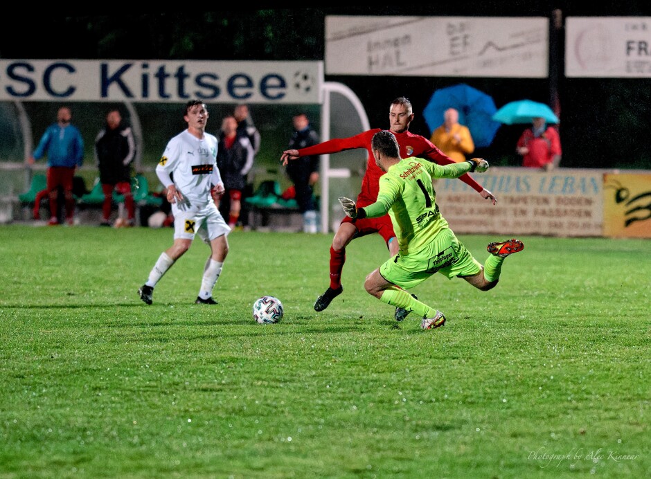 Jozef Sombat was just waiting for 11 on 10: Right after Alexander Andert's sending off, Jozef Sombat slipped behind the Pamhagen defenders and had a chance to move past keeper Libor Hrdlicka but missed his shot. Subject: Kittsee;Pamhagen;SK Kittsee;UFC Pamhagen;soccer;football;Jozef Sombat;Libor Hrdlicka