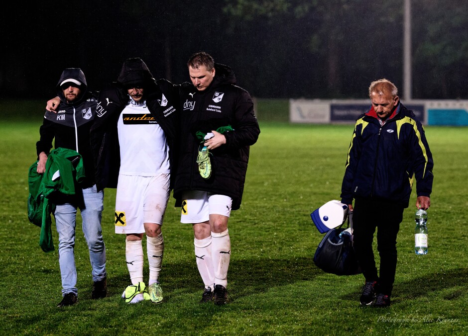 An injured Bence Orszagh limps off: Wolfgang Leyrer lends Bence Orszagh a shoiulder. It's always tragic when a player suffers serious injury. When tempers flare, sadly injuries are often the result. II Liga Nord games should always remain neighbourly. There's no highly paid injured reserve for any of us. We all have our main jobs to which to return. Subject: Kittsee;Pamhagen;SK Kittsee;UFC Pamhagen;soccer;football;Wolfgang Leyrer;Bence Orszagh