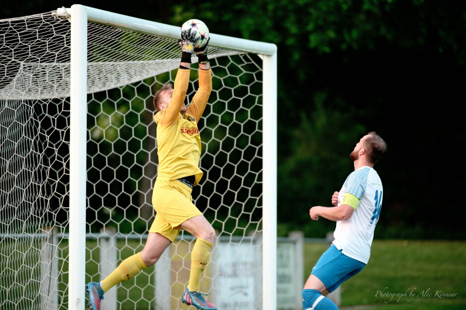 Keeper Michael Unger makes flying catch in front of Michael Wernecker: Subject: Michael Unger;Michael Wernecker