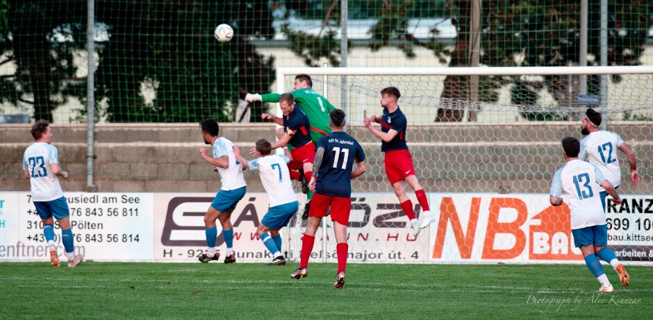 Keeper Michal Schiszler punches away the ball: Carsten Lang puts his shoulder into Kittsee keeper Manuel Schiszler Subject: Manuel Schiszler;Carsten Lang