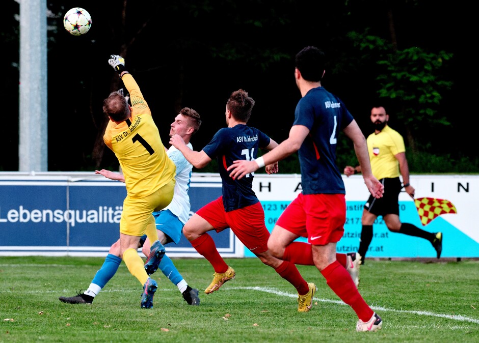 Keeper Michael Unger staves off Jozef Sombat: One of the best SC Kittsee chances Subject: Jozef Sombat;Michael Unger