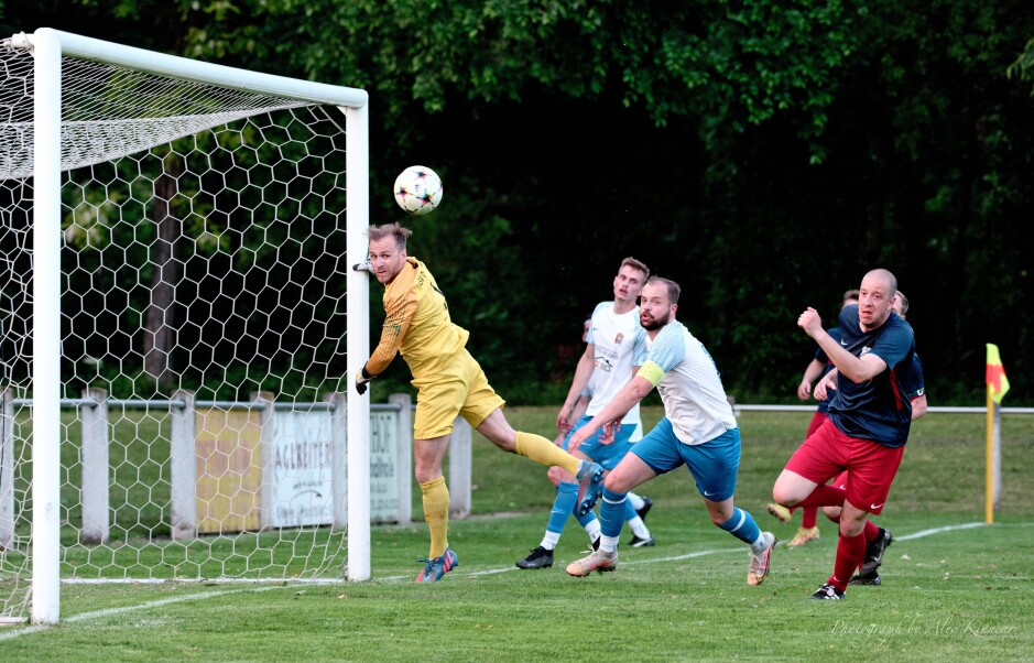 Michael Wernecker is unable to track down a loose ball: Another good chance but there were not so many of them for SC Kittsee. Gregor Granar chases down the ball for Deutsch Jahrndorf Subject: Michael Unger;Michael Wernecker;Gregor Graner