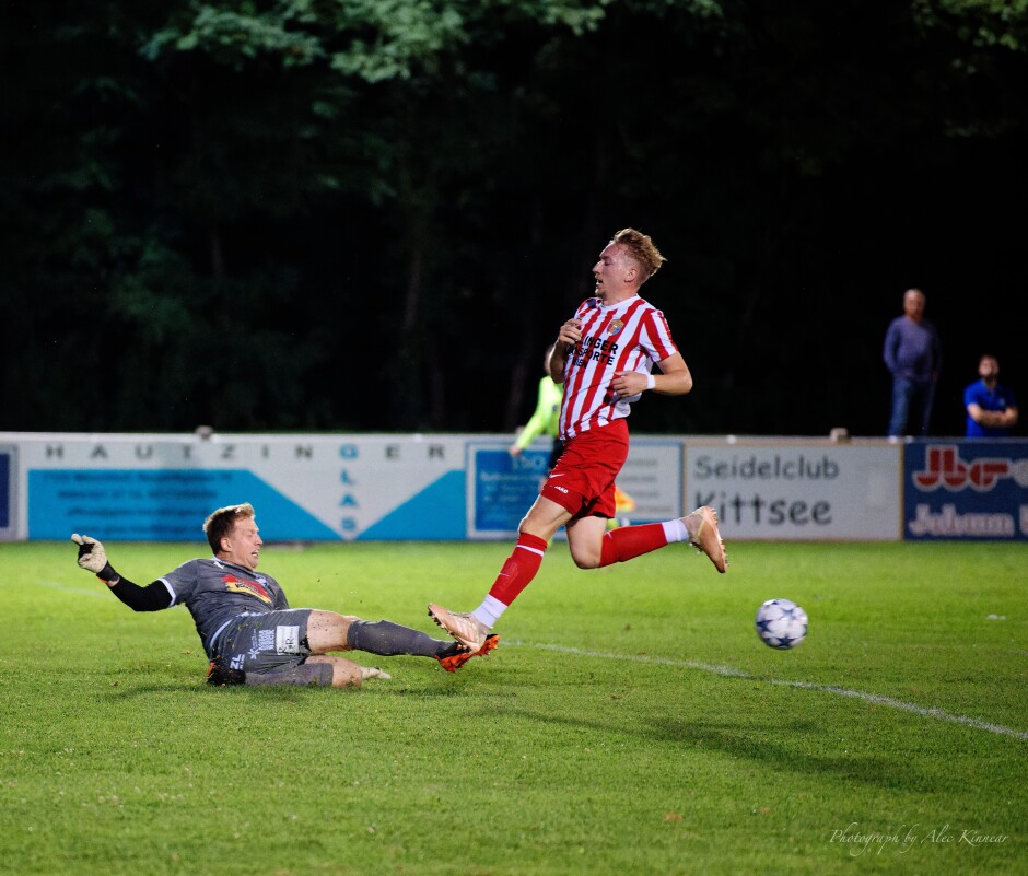 Just in the kick of time: Johannes Denk kicks the ball away from an onrushing Tomas Banovic just in time. Subject: SC Kittsee;SV Gols;burgenland;football;kittsee;soccer