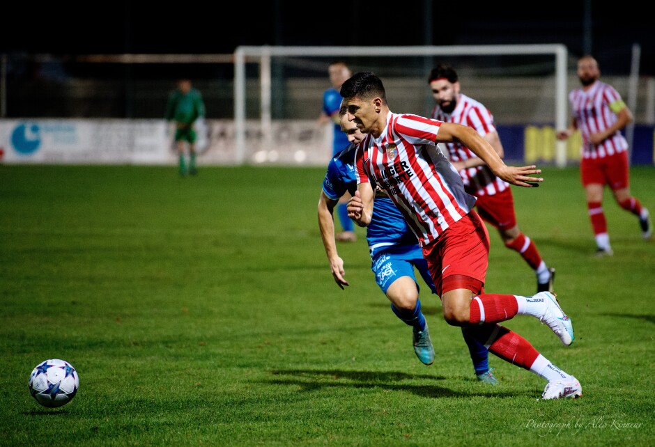 Sprint for the ball: Ex-Landesliga midfielder Aleksandar Stanojcic brings his power to SC Kittsee after a brief séjour in Tadten. Subject: SC Kittsee;SV Gols;burgenland;football;kittsee;soccer