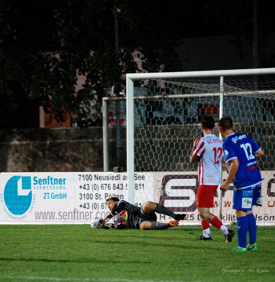 Another late chance 2/2: Keeper Johannes Den manages to make a diving save on Aleksandar Stanojcic's late header. Subject: SC Kittsee;SV Gols;burgenland;football;kittsee;soccer