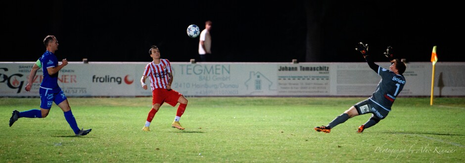 Patrick Pail shoots wide: In the late onslaught Patrick Pail has another chance where he laid out Gols keeper Johannes Den but his shot went just wide. Subject: SC Kittsee;SV Gols;burgenland;football;kittsee;soccer