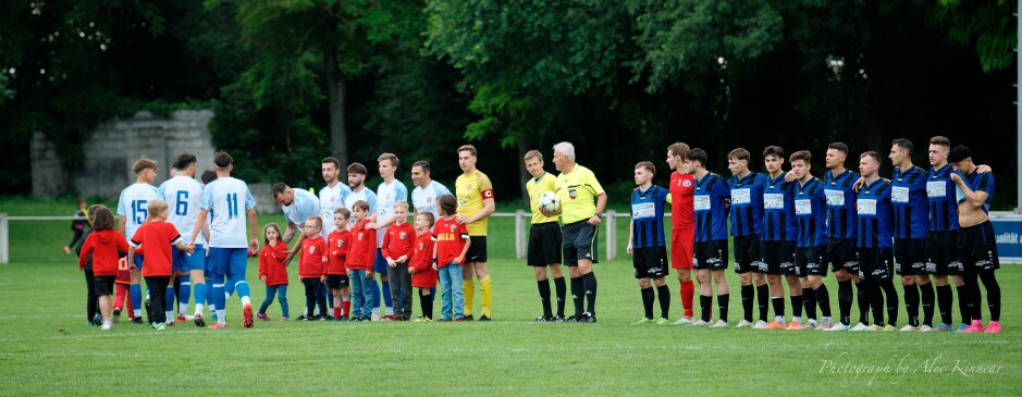 Nachwuchs evening: Children from the U6 team join the main team on the pitch for coin toss Subject: SC Kittsee;UFC Tadten;burgenland;football;kittsee;soccer