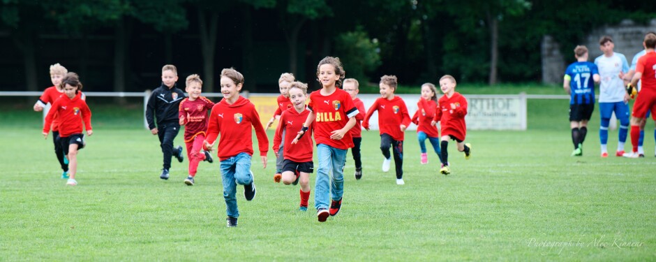 Children run from the pitch: After the coin toss the children are told to run off the field as fast as they can, which they really enjoy Subject: SC Kittsee;UFC Tadten;burgenland;football;kittsee;soccer