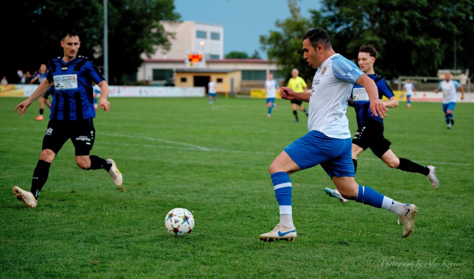 Mustafa Atik drives on goal: Mustafa enjoyed a big evening, almost unstoppable at the beginning of the game but was unable to put the ball in. Subject: SC Kittsee;UFC Tadten;burgenland;football;kittsee;soccer