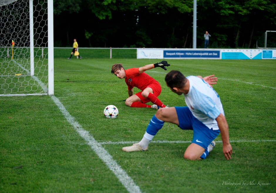 Steinbrunn keeper Lukas Mock knocks Atik shot down: Atik and Mock scramble for the ball Subject: SC Kittsee;UFC Tadten;burgenland;football;kittsee;soccer