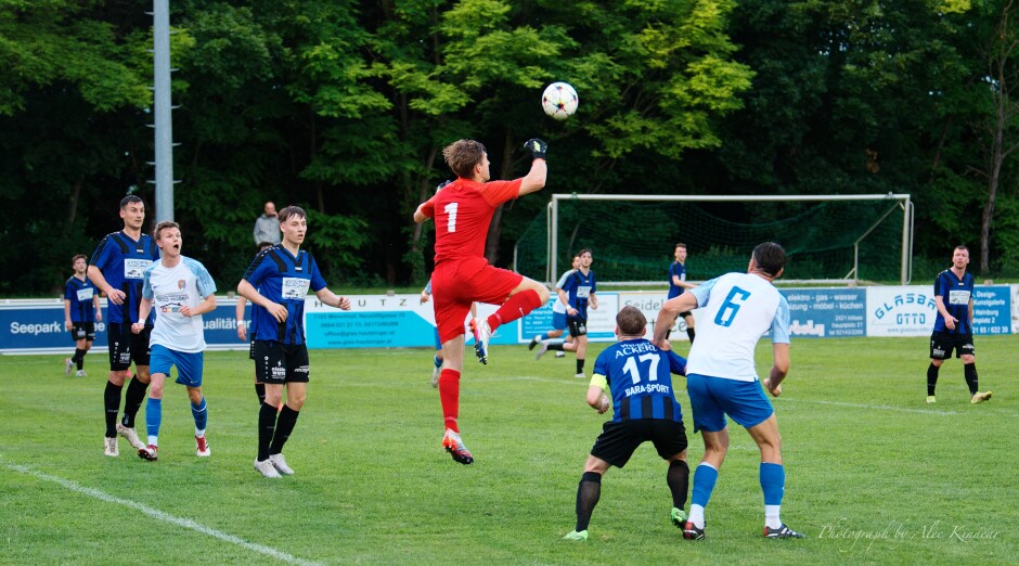 Lukas Mock punches the ball away: Subject: SC Kittsee;UFC Tadten;burgenland;football;kittsee;soccer