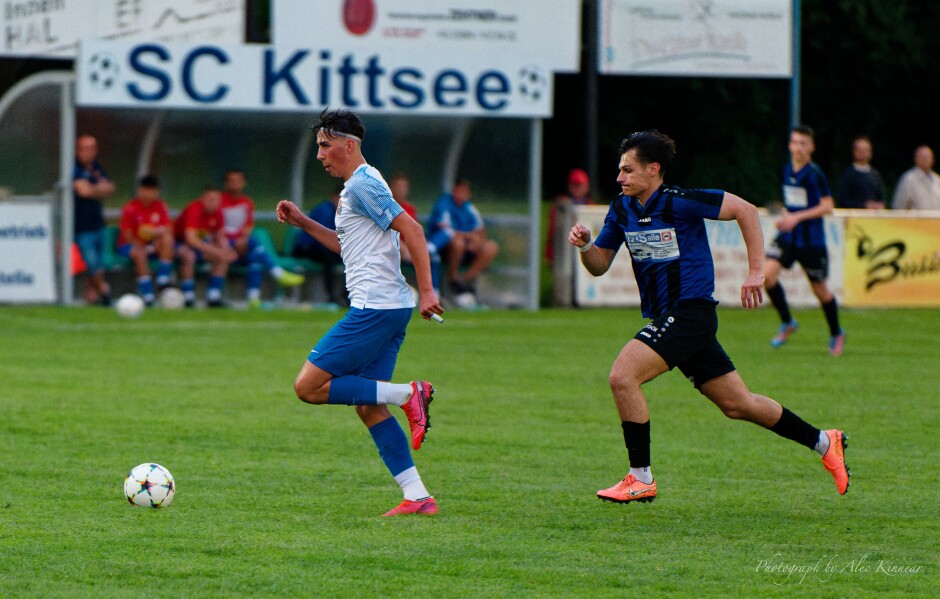 Tobias Wisak breaks away from Mateas Lemut: Subject: SC Kittsee;UFC Tadten;burgenland;football;kittsee;soccer