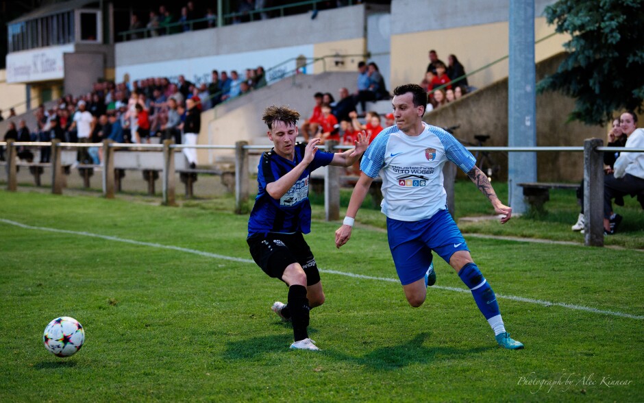 Patrick Pail makes a run down the left flank: Felix Dörflinger tried to stop Pail's run, eyes closed Subject: SC Kittsee;UFC Tadten;burgenland;football;kittsee;soccer