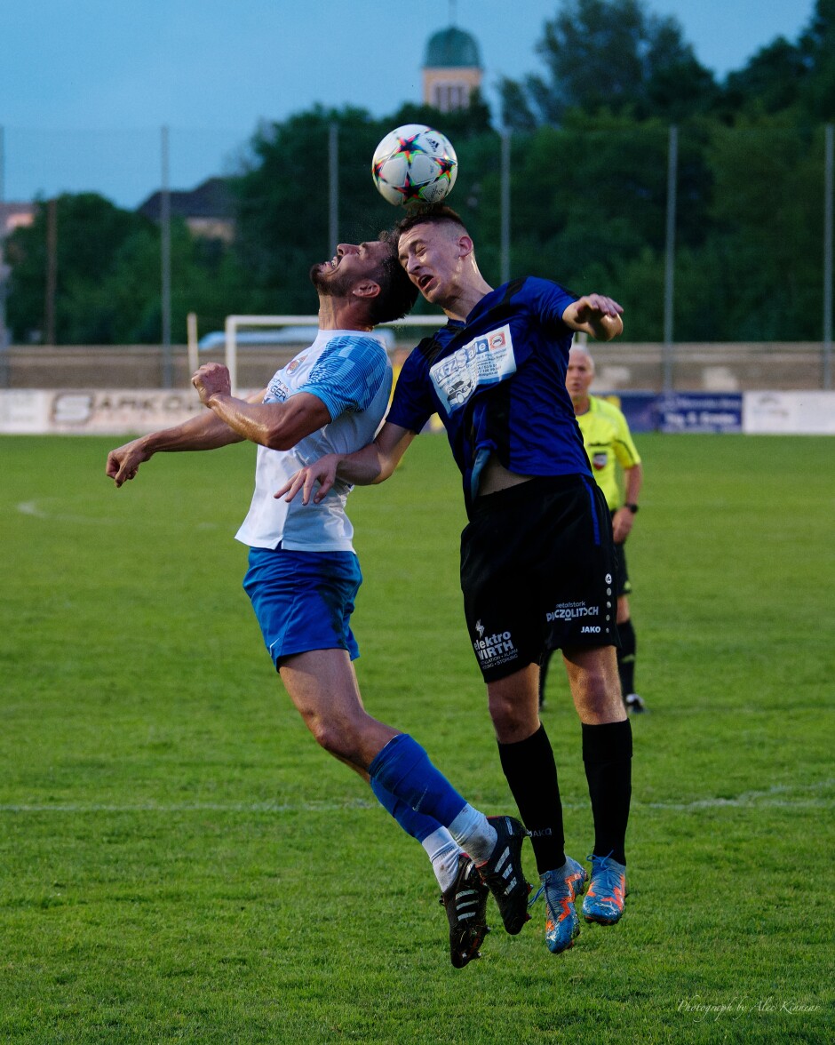 Jaroslav Machovec and Csongor Harangozo fight over a header: Head cracking action Subject: SC Kittsee;UFC Tadten;burgenland;football;kittsee;soccer