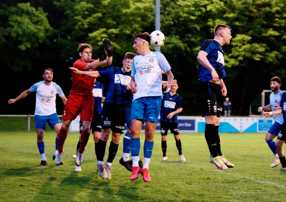 Action in front of Steinbrunn net: Tobias Wisak attempts to head the ball Subject: SC Kittsee;UFC Tadten;burgenland;football;kittsee;soccer