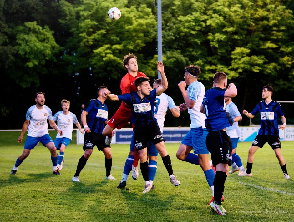 Jaroslav Machovec waits for the high ball: Keeper Lukas Mock misses the high ball Subject: SC Kittsee;UFC Tadten;burgenland;football;kittsee;soccer