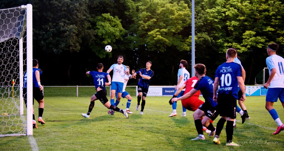 Jaroslav Machovec header heads straight for the goal: Subject: SC Kittsee;UFC Tadten;burgenland;football;kittsee;soccer