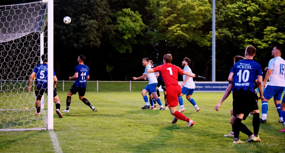 Jaroslav Machovec's header hits the post hard: Keeper Lukas Mock scrambles back into position Subject: SC Kittsee;UFC Tadten;burgenland;football;kittsee;soccer