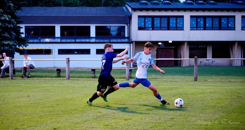 Michael Belko runs past Robert Wallentits: Michael Belko angles a crosser in front of the Steinbrunn goal Subject: SC Kittsee;UFC Tadten;burgenland;football;kittsee;soccer