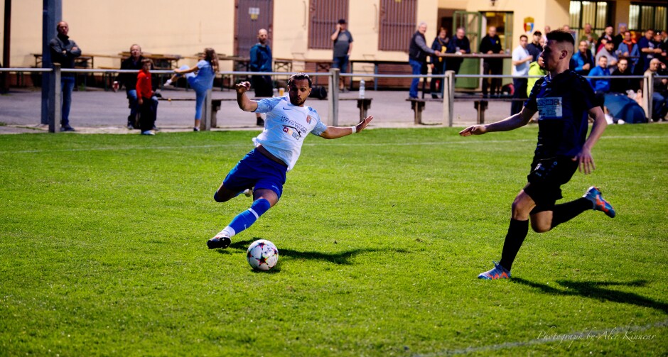 Said Soltani shoots a little late: A Steinbrunn defender Csongor Harangozo has caught up, cutting off the angle, unfortunately. Subject: SC Kittsee;UFC Tadten;burgenland;football;kittsee;soccer