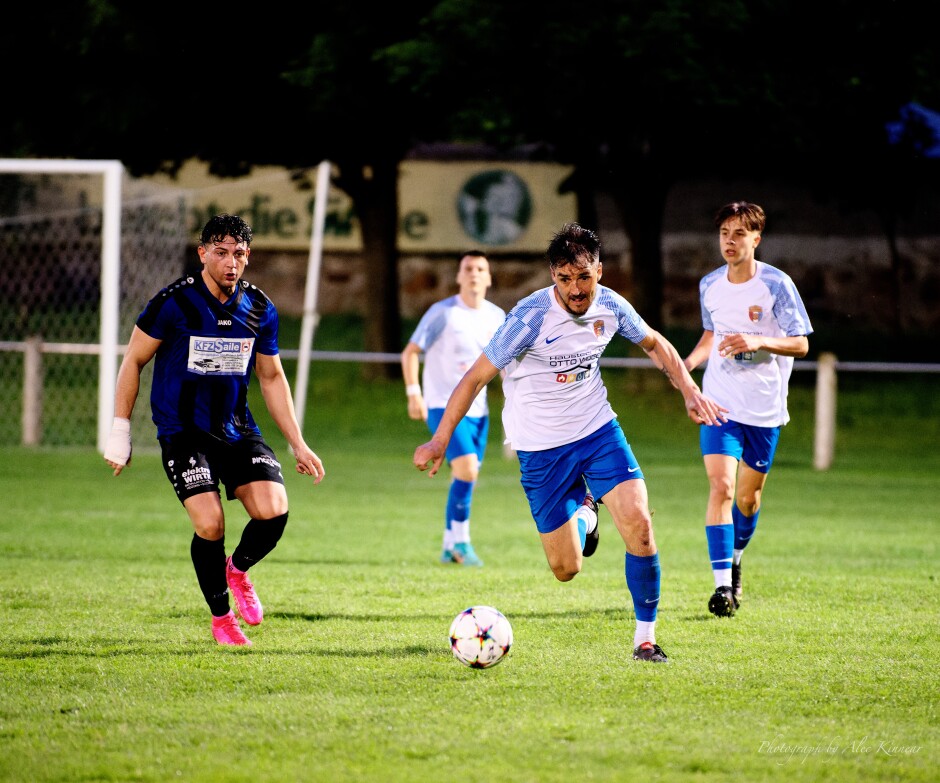 Jaroslav Machovec barrels down the field: Jaroslav Machovec played like a man possessed, attempting to create an equaliser. Subject: SC Kittsee;UFC Tadten;burgenland;football;kittsee;soccer