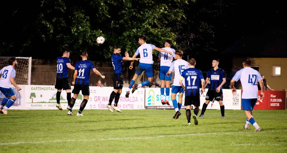 Jaroslav Machovec unlooses another powerful header: The game went down to the final minutes. Subject: SC Kittsee;UFC Tadten;burgenland;football;kittsee;soccer