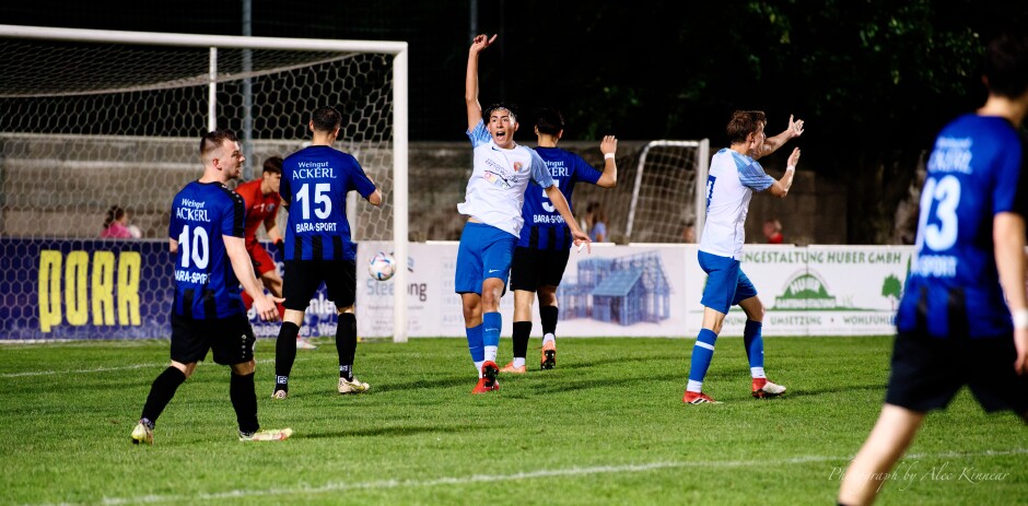 Tobias Wisak celebrates the penalty shot: Christoph Drobela worries that it hasn't been called yet.

Josef Haider is a very experienced referee with more than 900 matches in II Liga, but his eyesight struggles as well as keeping up with play. The game was a bit out of control as a consequence, and Haider didn't even see this clear handball. Subject: SC Kittsee;UFC Tadten;burgenland;football;kittsee;soccer