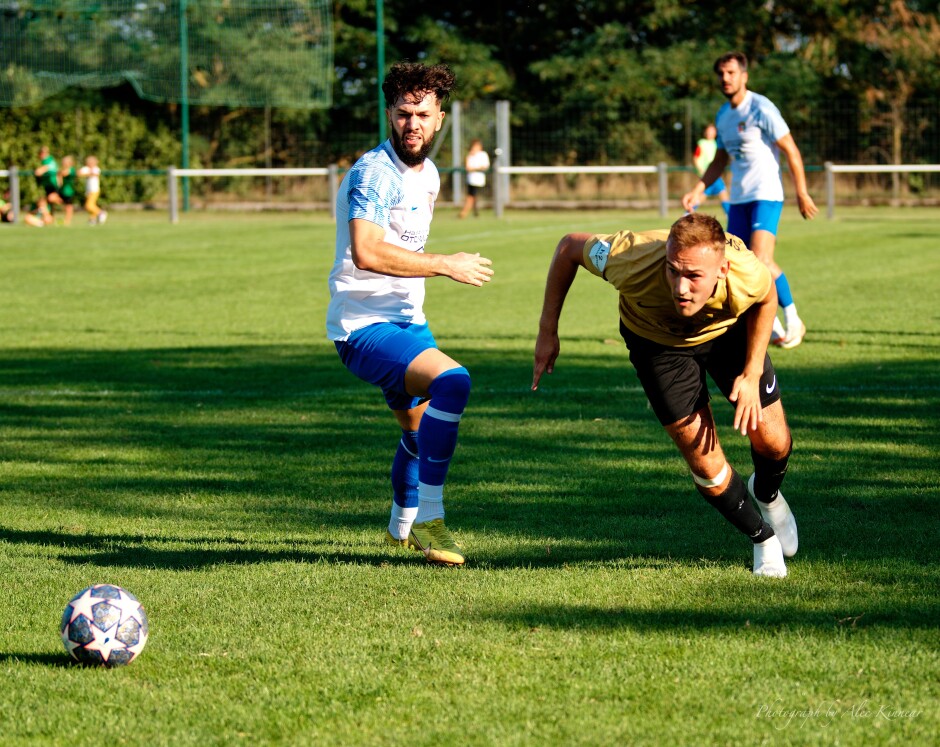 Markus Ruppitsch nicks the ball from Frantisek Nagy: Subject: soccer;football;burgenland;kittsee;SC Kittsee;UFC Tadten